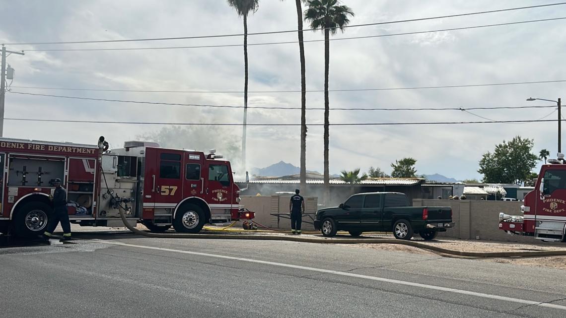 Firefighter injured, several people displaced in south Phoenix mobile home fire