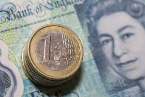 EUR/GBP trades neutral, bears smooth in payment