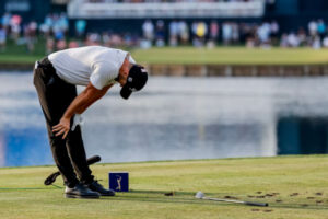 Clark’s gaffe helps Schauffele raise Gamers lead