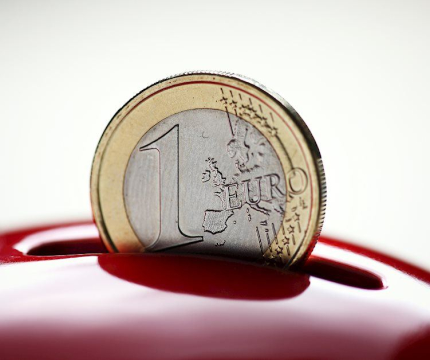 EUR/USD retreats before Eurozone, US info-packed week