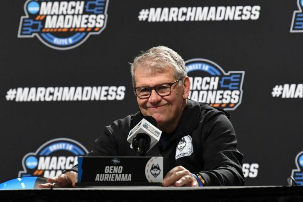 UConn extends coach Auriemma on 5-365 days deal