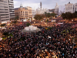 Thousands march in Valencia to roar flood response